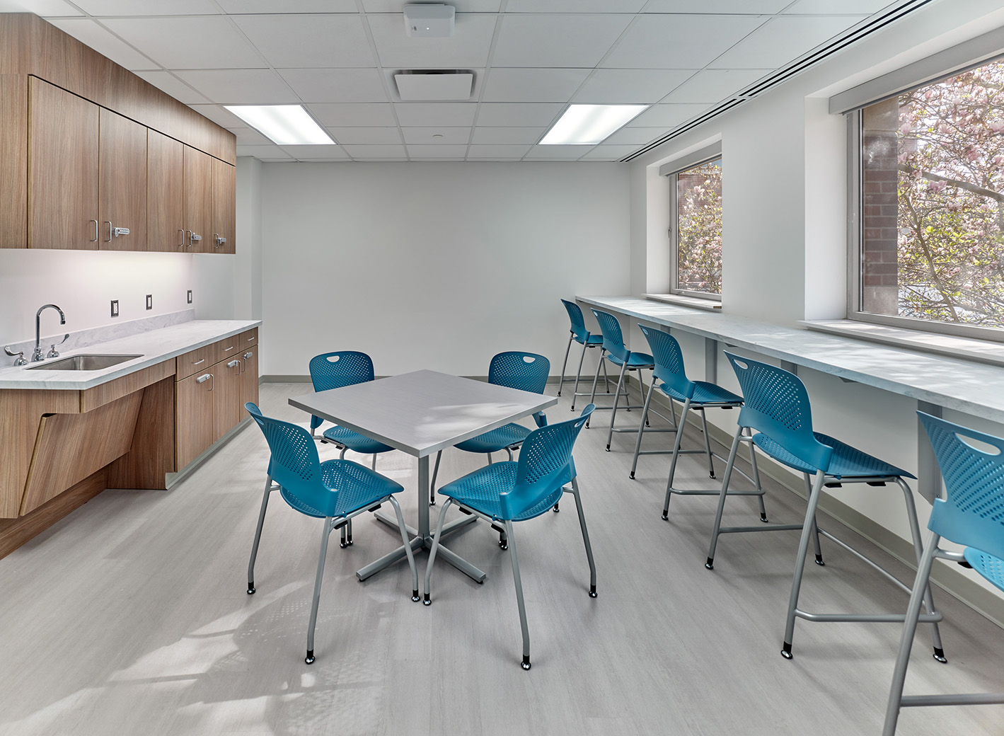 A break room at the ENT and Oral Surgery Suite at Jefferson Health featuring tables and chairs